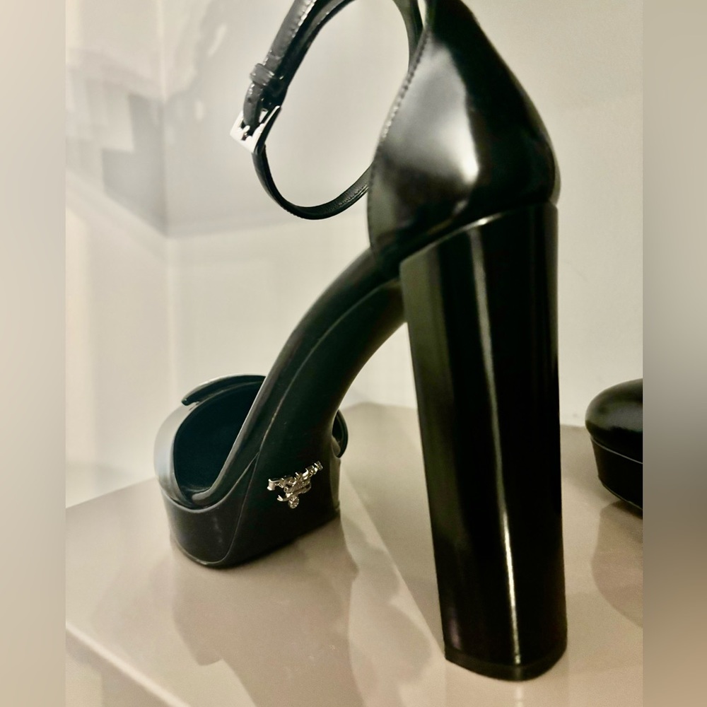 Authentic Prada Open-Sided Leather Pump, Round To… - image 5